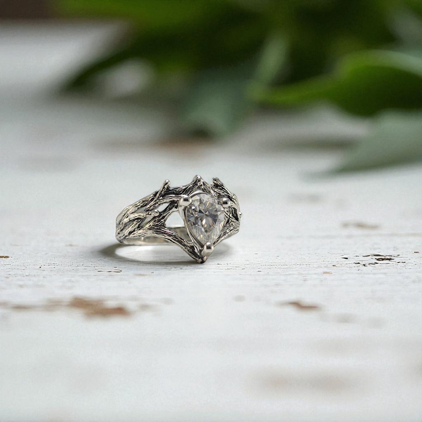 Pear-shaped Moissanite Solid Gold Ring