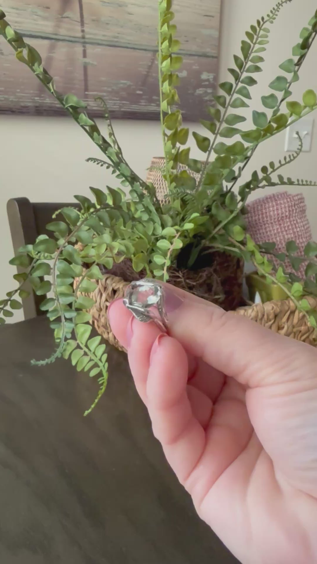 video showing the green amethyst quart stone ring from all angles 
